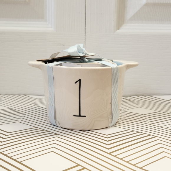 RAE DUNN Cinderella Measuring Cups - Picture 2 of 4